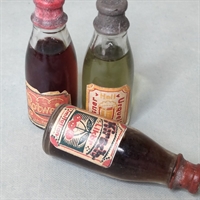 Kirch likør, pilsner rødvin dukke købmandsvarer gamle flasker  gammelt legetøj.